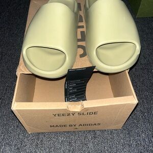 Adidas Yeezy Slide in Olive Green